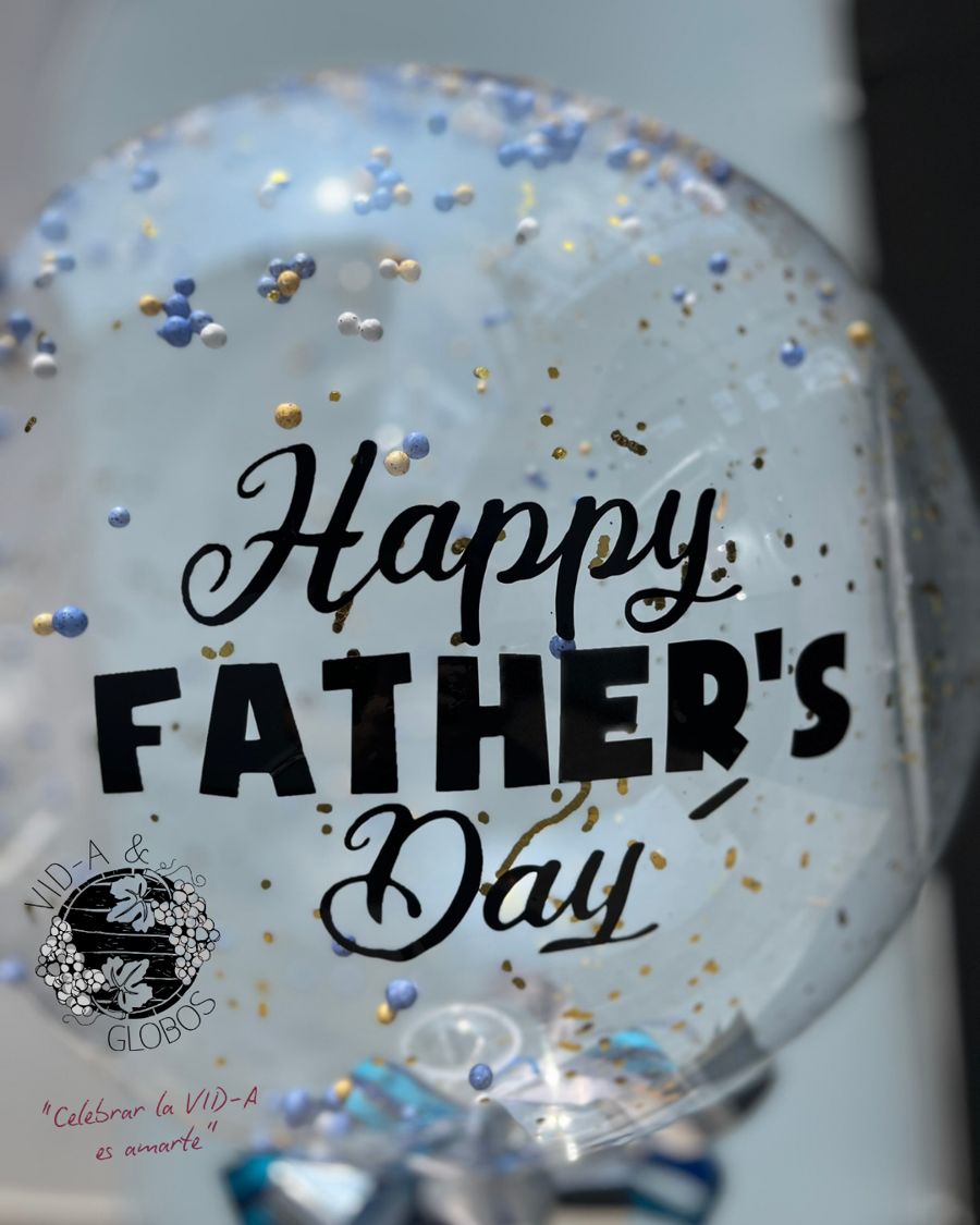 Detalle de un globo burbuja con letras personalizadas y confeti azul y dorado