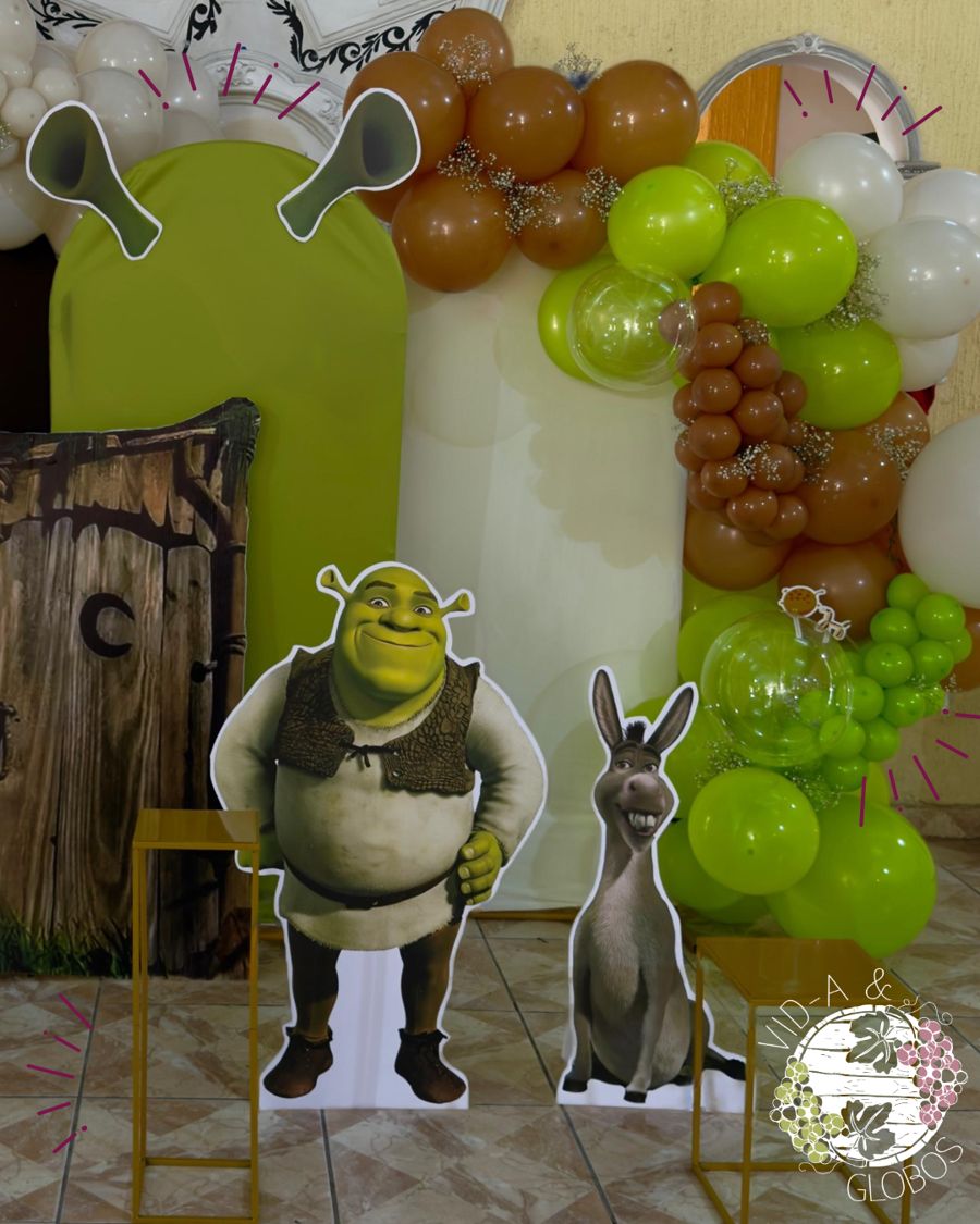Mampara 180° temática con figuras en coroplast y guirnalda orgánica de globos verdes, cafés y blancos