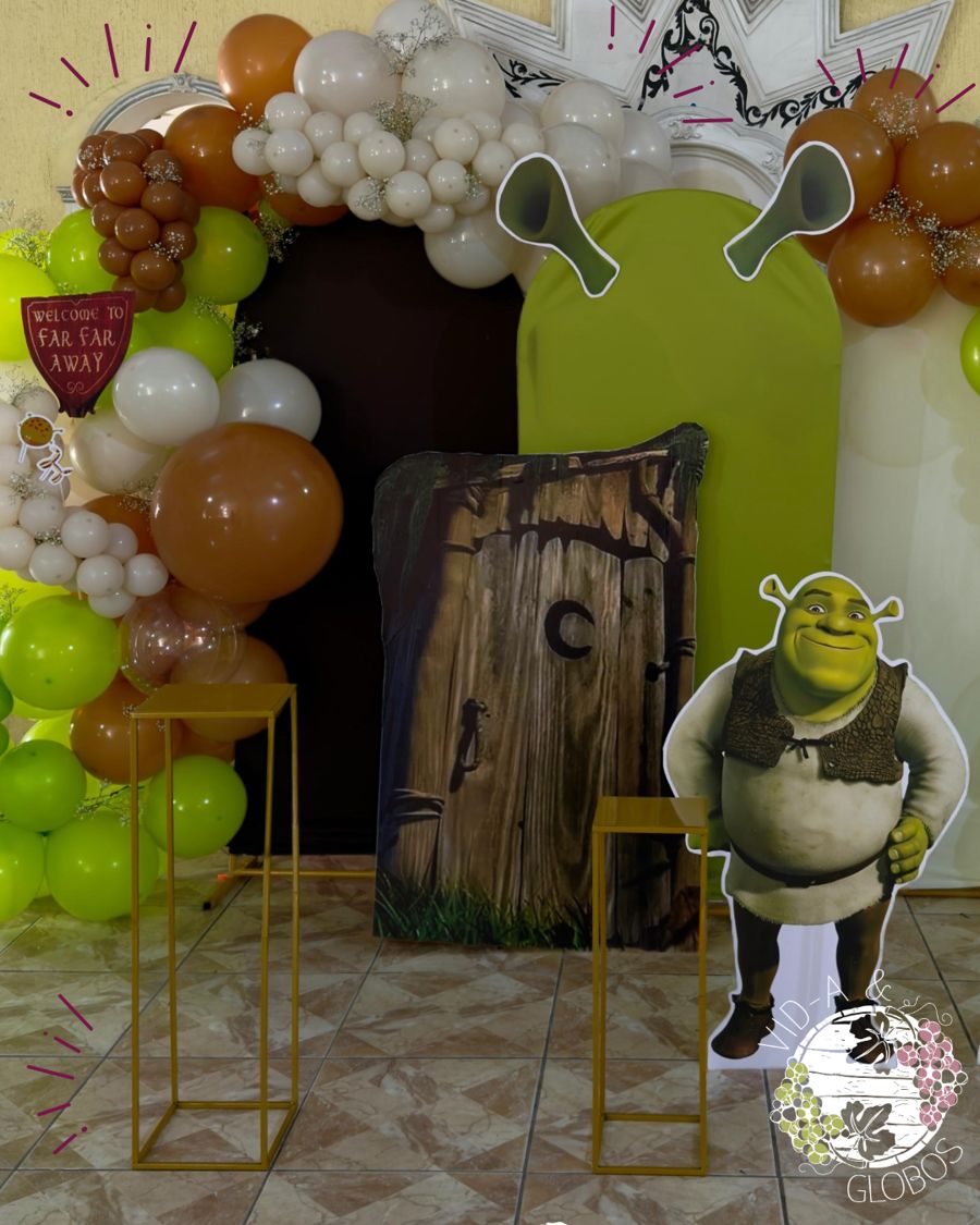 Mampara 180° temática con fondos en tela verde y café, guirnalda de globos verdes, cafés y blancos, y mesas doradas