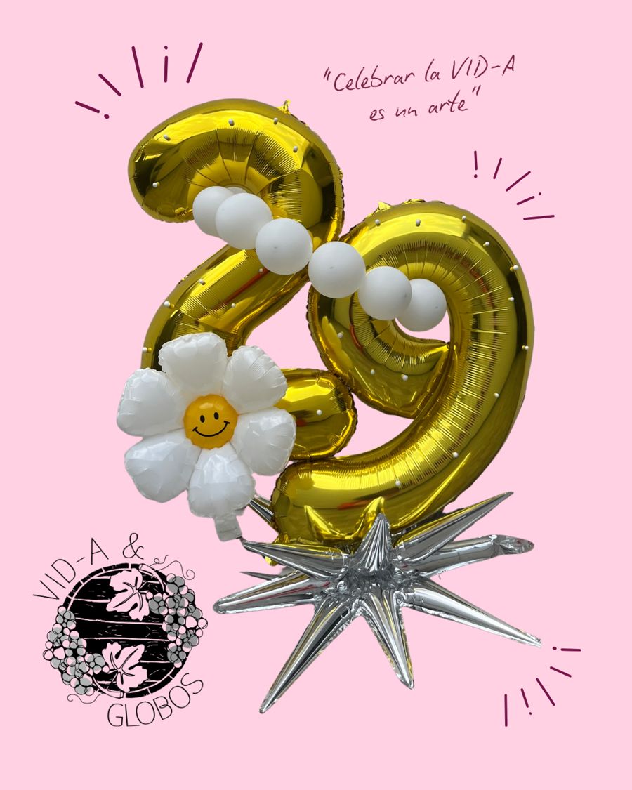Bouquet de números gigantes dorados 29 con flor sonriente, globos blancos y estrella plateada