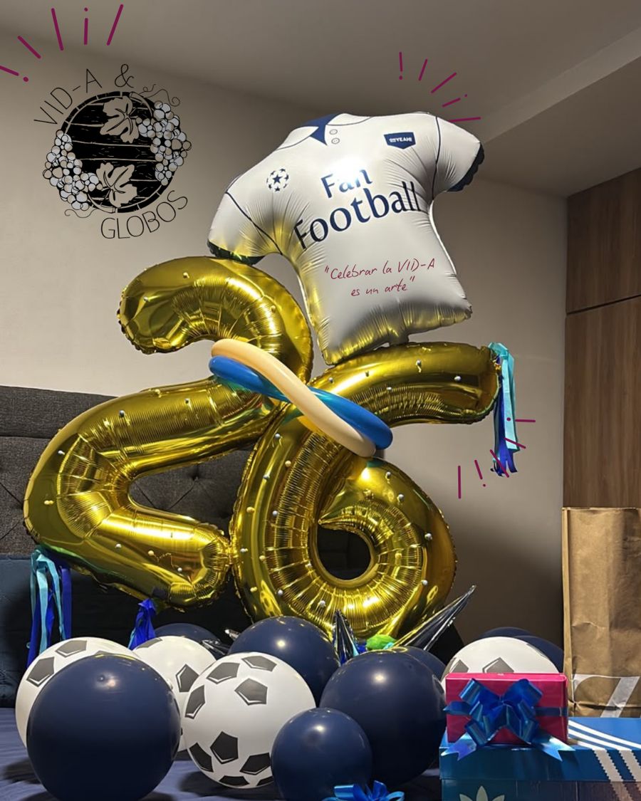 Bouquet de números gigantes dorados 26 con globo de jersey de futbol y globos azul marino y de balón